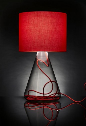 kırmızı renkli kumaş masa lambası