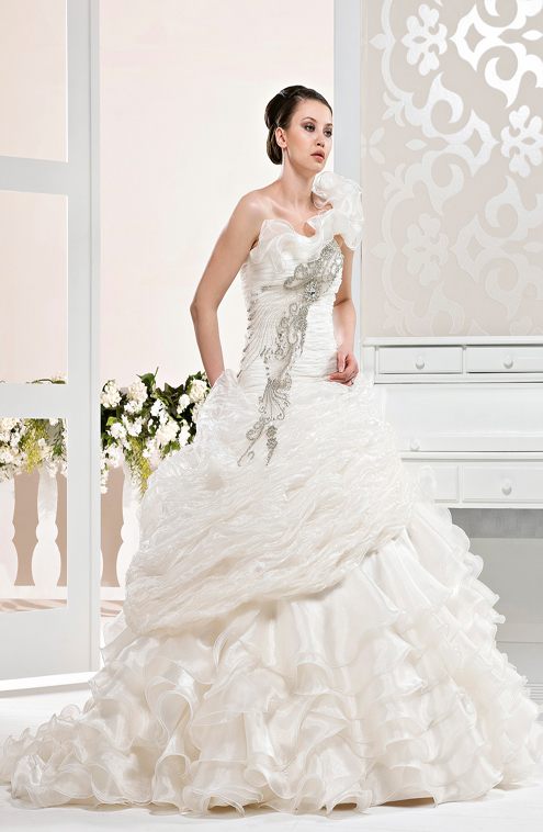 Tek Omuzlu Firfir Detayli Gelinlik Modeli