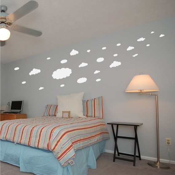 bulut deseni yapıştırmalı yatak odası duvar süsü örneği