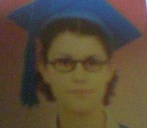 Beren Saat Mezuniyet Resmi