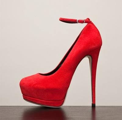 kırmızı bilekten bağlamalı şık ayakkabı modeli