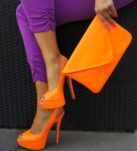neon turuncu ayakkabı ve çanta modeli