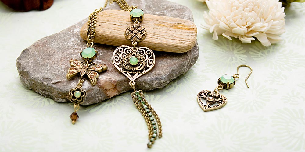 kelebek ve kalp figürlü kolye küpe seti