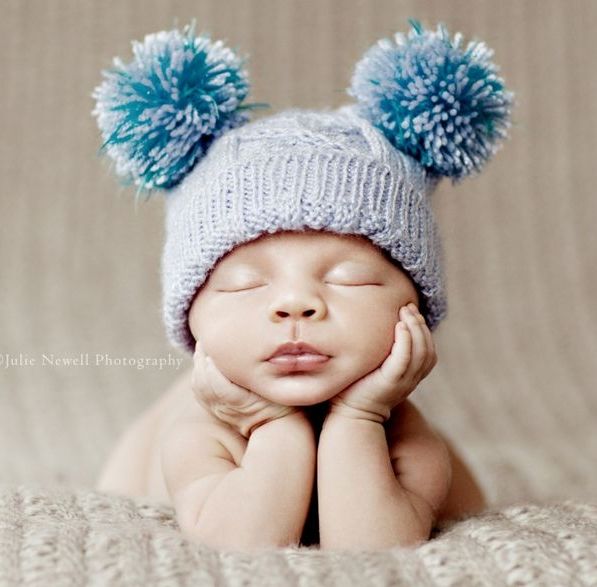 ponpon şapkalı uyuyan bebek ponpon şapkalı uyuyan bebek