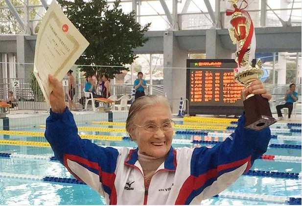 Yüzme rekoru kıran 100 yaşındaki japon kadın