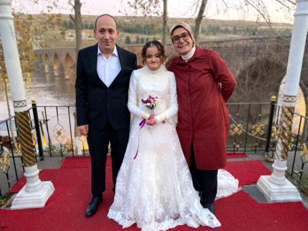 Ölümü göze alıp kaçarak evlendi, çocuk yaptıktan sonra gelinlik giyip halay çekti