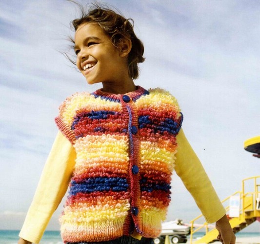 Püskül Örgü Modelli Kız Çocuk Yelek Örneği