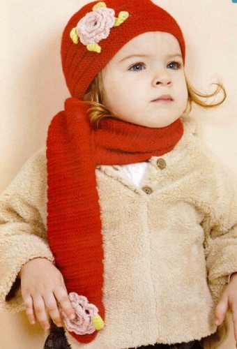 Çiçek Süslemeli Kırmızı Çocuk Atkı Bere Modeli