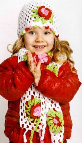 Tığ İşi Çiçek Motifli kız Çocuk Atkı ve Bere Modeli