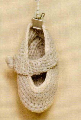 Kemerli Bej Renkli Örgü Bebek Patik Modeli