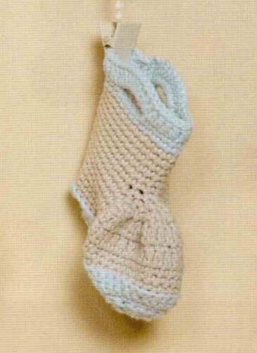 Çorap Şekilli İki Renkli Örgü Bebek Patiği Modeli