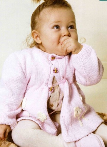 Üç Düğmeli Çiçek İşlemeli Pembe Bebek Hırka Modeli