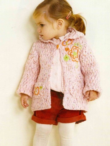 Tek Düğmeli Kapüşonlu İşlemeli Çocuk Hırka Modeli