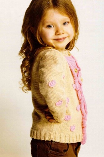 Üzeri İşlemeli Şirin Kız Çocuk Örgü Hırka Modeli