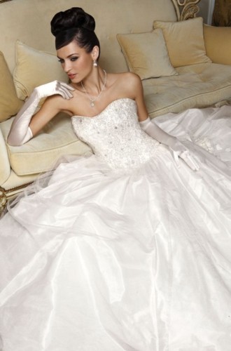 En Şık Modellerle Sezon Gelinlikleri