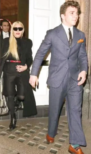 63’lük Madonna’yı elleri ele verdi