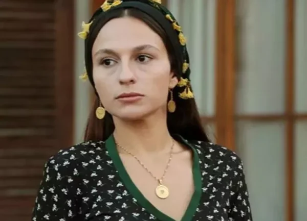 Cannes’da 8 dakika ayakta alkışlandı! Kurak Günler’in oyuncusu Selin Yeninci festivale damga vuran isim oldu