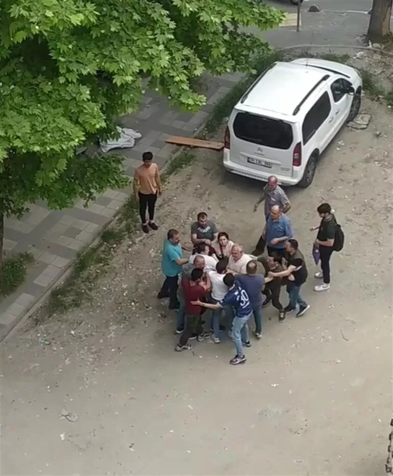 Bağcılar’da kadına şiddet! Engel olmak isteyenlere dehşeti yaşattı