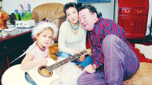 Kayahan ve İpek Açar çiftinin kızları Aslı Gönül Açar yüksek fizik mühendisi oldu