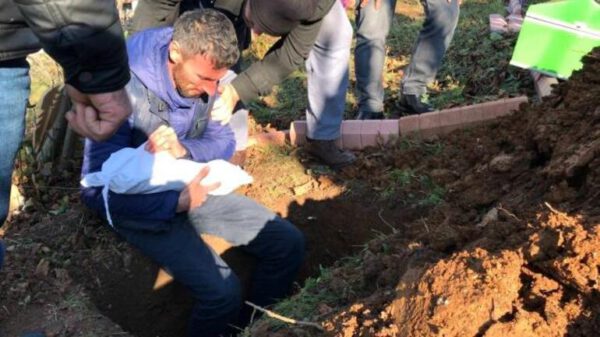Günün en acı karesi! 8 aylık oğlunun kefenini çözüp son kez sevdi