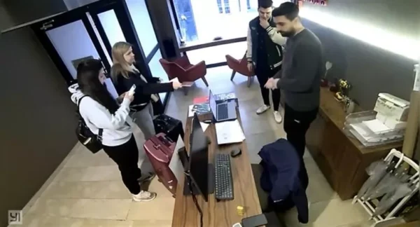 İstanbul’da taksici unuttuğu telefonu için Rus turistten 100 dolar istedi