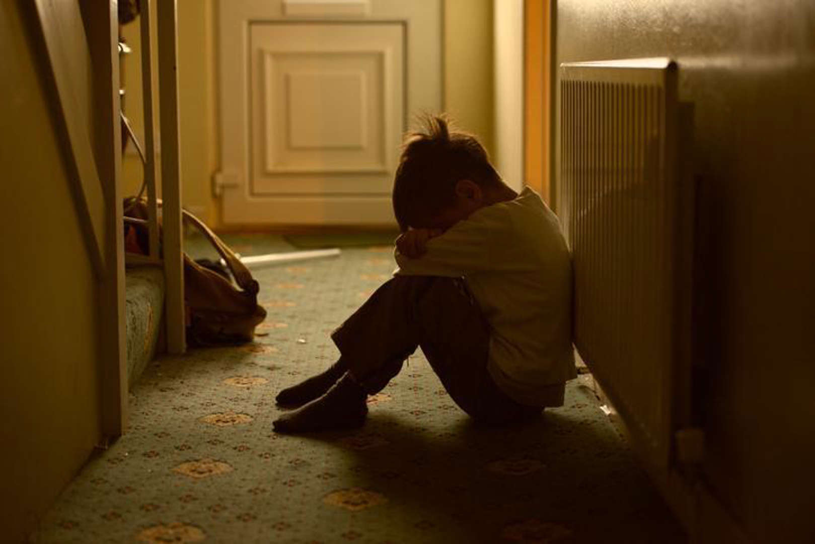 Annesi 7 yaşındayken terk etti, 2 yıl boyunca tek yaşadı! Komşunun bahçesinden domates çalıp hayatta kaldı ama her gün okuluna gitti
