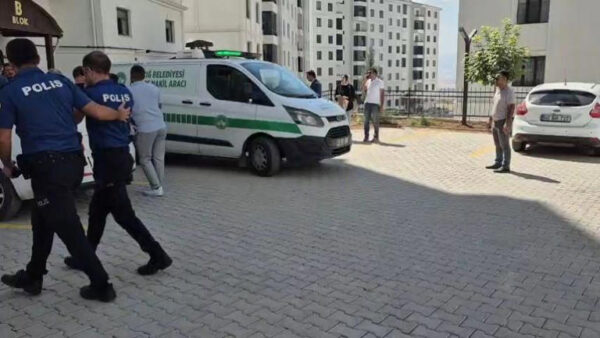 Başkomiser evde eşiyle gördüğü jandarma personelini öldürdü